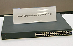 10/100Mbpsイーサ×24ポートと、10/100/1000MbpsイーサまたはSFPのコンボポートを2つ搭載したファンレス設計の「ERS3526T」