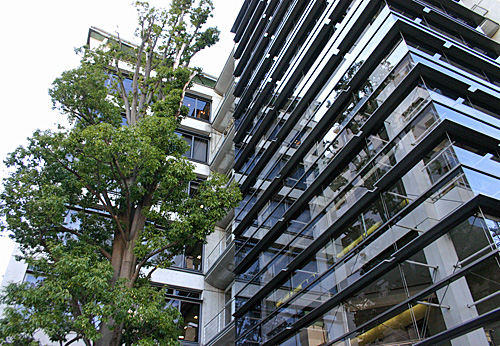 佐藤総合計画（AXS）の本社ビル（東京都墨田区）。もちろん同社自身の設計によるものだ