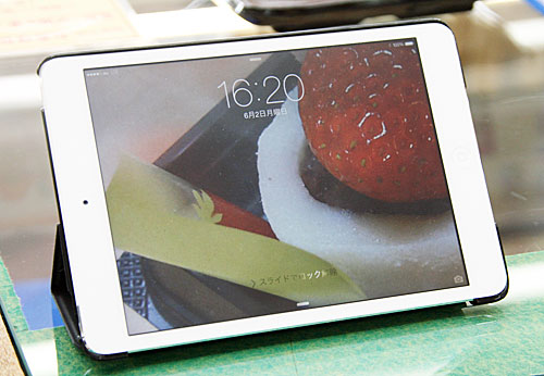 予約商品の「いちご大福」の写真をiPad miniで撮影して顧客にお勧め