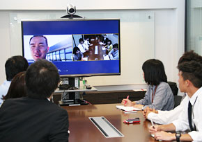 会議室に設置されたテレビ会議システムで作業現場にいる社員ともリアルタイムコミュニケーション