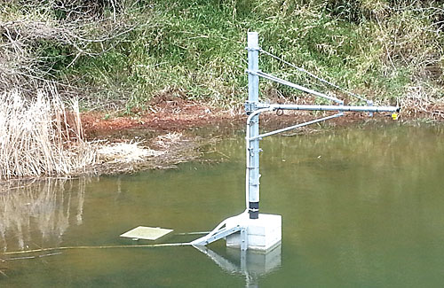 ため池に設置された非接触型の水位センサー