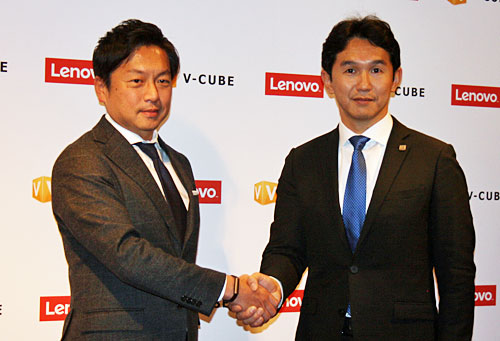レノボ・ジャパンの留目真伸社長（左）とブイキューブの間下直晃社長