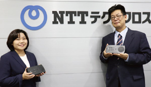 （右から）NTTテクノクロス メディアイノベーション事業部 第三ビジネスユニット アシスタントマネージャーの鎌田清一氏、同 R-Talk営業担当 アシスタントマネージャーの吉江友美氏