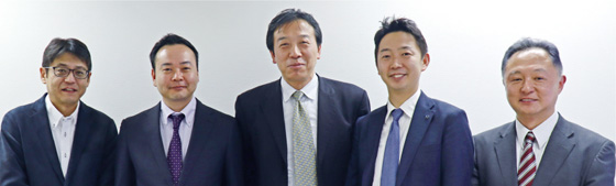 【ZETA Alliance 理事】（左から）QTnet 執行役員 サービス開発部長の松崎真典氏、アイティアクセス 取締役の澤村宗仁氏、テクサー 代表取締役の朱強氏、凸版印刷 エレクトロニクス事業本部 事業戦略本部 第二企画部 マーケティングチーム 課長の諸井眞太郎氏、マクセル エナジー事業本部 新事業推進本部企画部 担当部長の宮本真氏