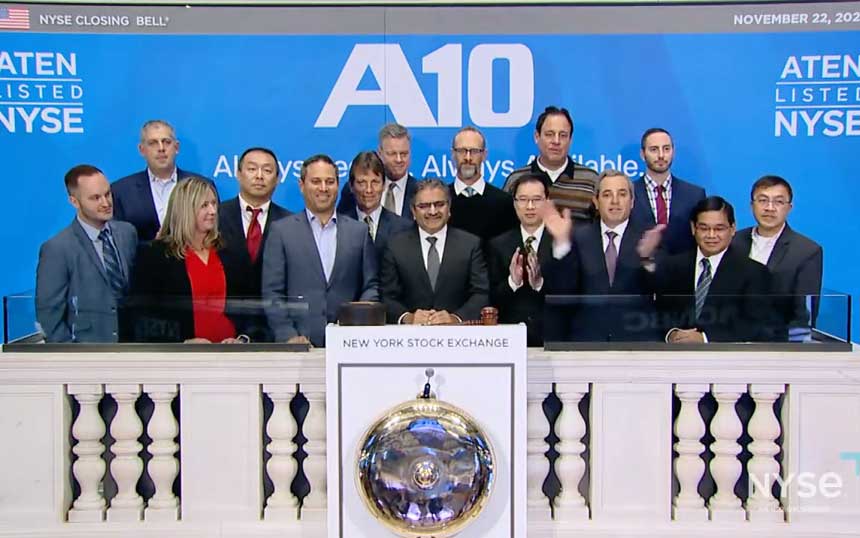 ニューヨーク証券取引所でクロージングベルを鳴らすA10ネットワークス 米国本社社長 兼 CEOのドゥルパド・トリベディ氏ら