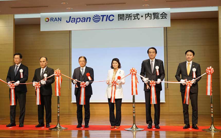 開所式でテープカットに臨むJapan OTIC 理事代表の渡辺克也氏（中央左）と総務大臣政務官の国光あやの氏（中央右）、国内4キャリアの代表者