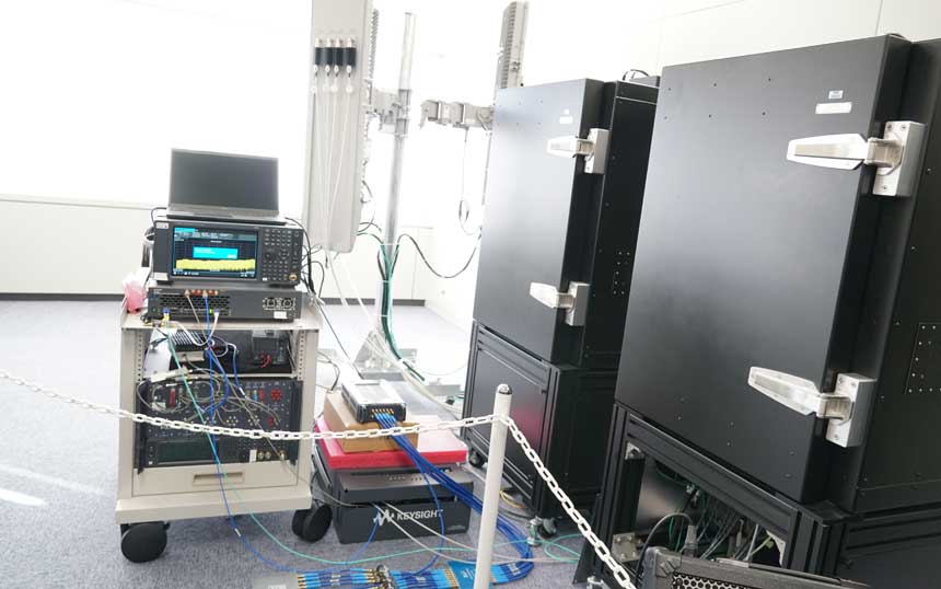 楽天モバイル提供の基地局検証環境。左側の装置はCU/DUに接続する前に無線機の性能を検証するもの