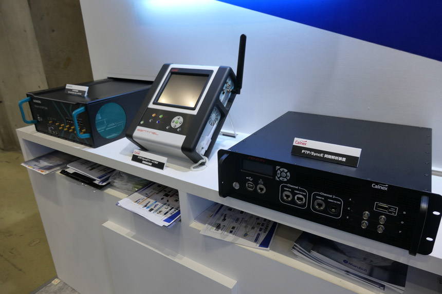 （左から）Simens社のO-DU/RUエミュレーション装置、英国Calnex社のPTP/SyncE同期解析装置（フィールド用、データセンター用）