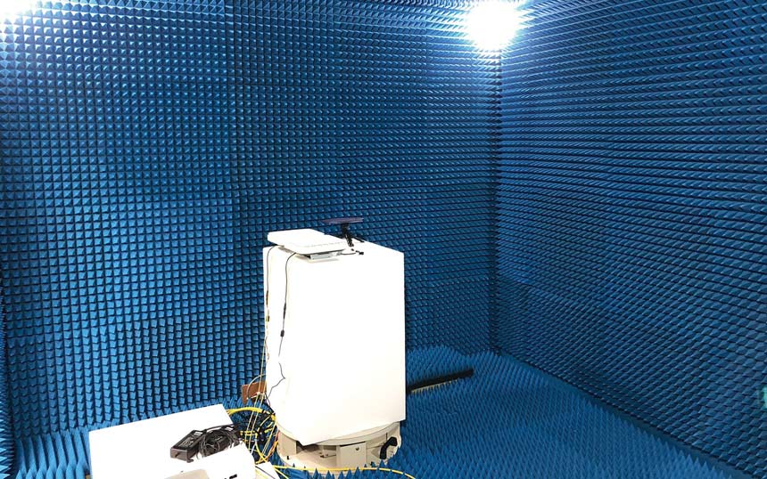 オプテージの本社内にある電波暗室では、ローカル5Gに関する実証実験が行われている