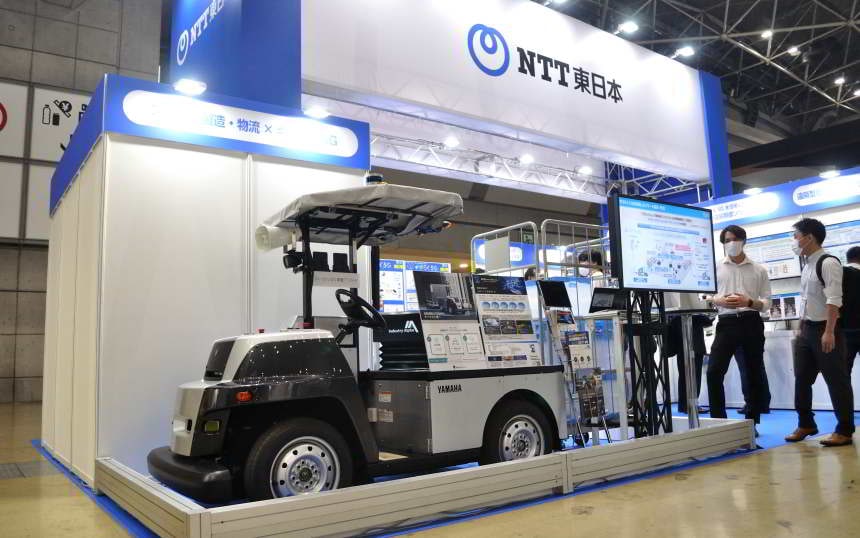 NTT東日本ブースでは、ローカル5G通信機能を搭載した自動搬送車を展示