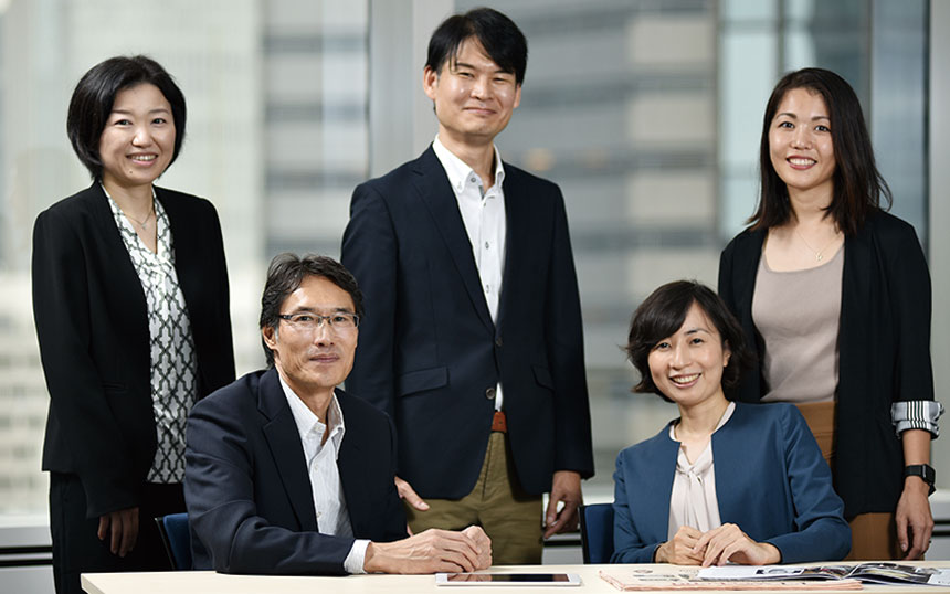 NTT サステナビリティ推進室のチームメンバー。後列中央が担当部長の北大宅勉氏