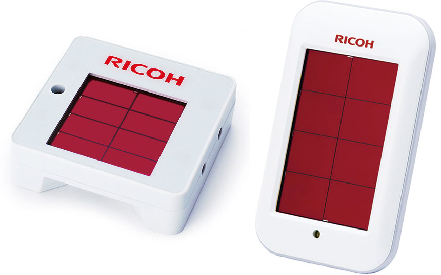 リコーの「RICOH EH環境センサーD201/D202」（左）。温度、湿度、照度、気圧等をセンシングする。右は、CO2センサー（出典：同社発表資料）