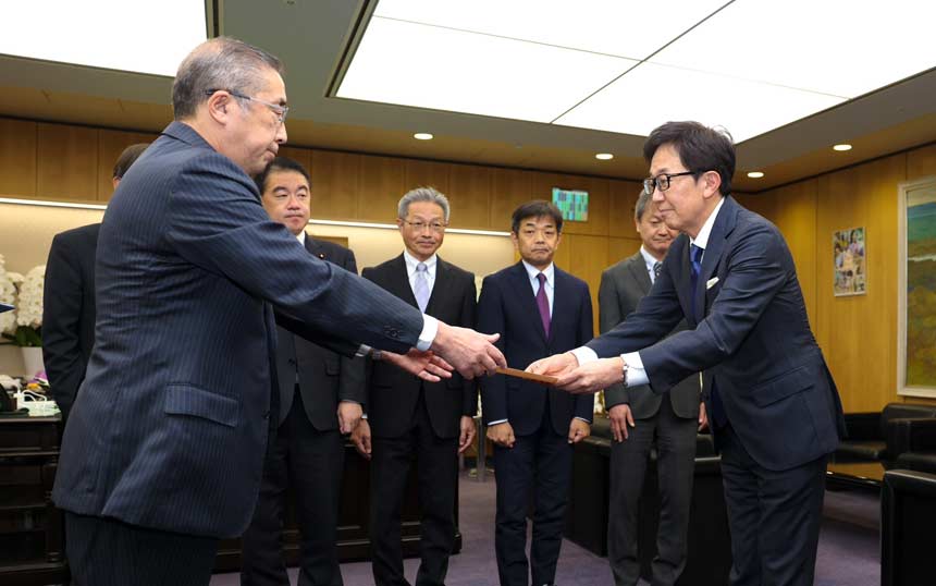 鈴木淳司総務大臣より、プラチナバンドの認定書を受け取る楽天モバイルの鈴木和洋共同CEO