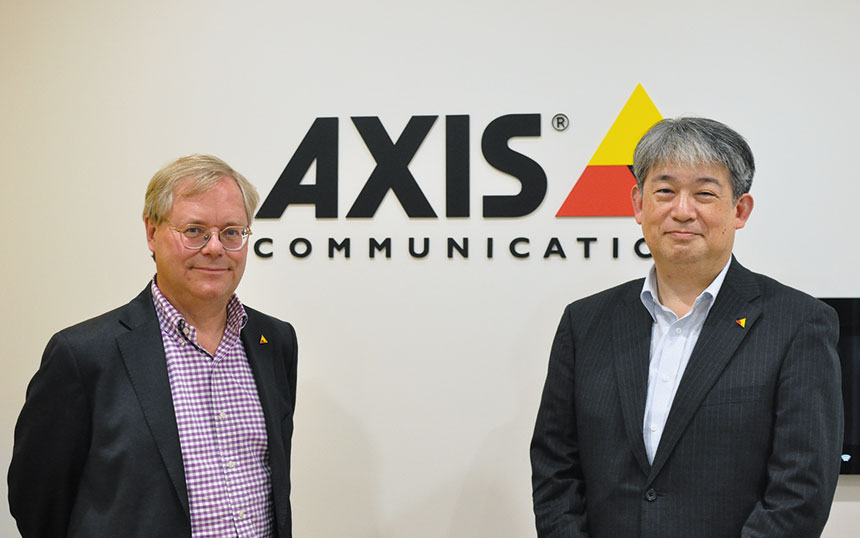 アクシスコミュニケーションズの共同創設者であるマーティン・グレン氏（左）。現在は親会社であるAxis Communications AB 取締役を務める。右はカントリーディレクターの寺田大輔氏