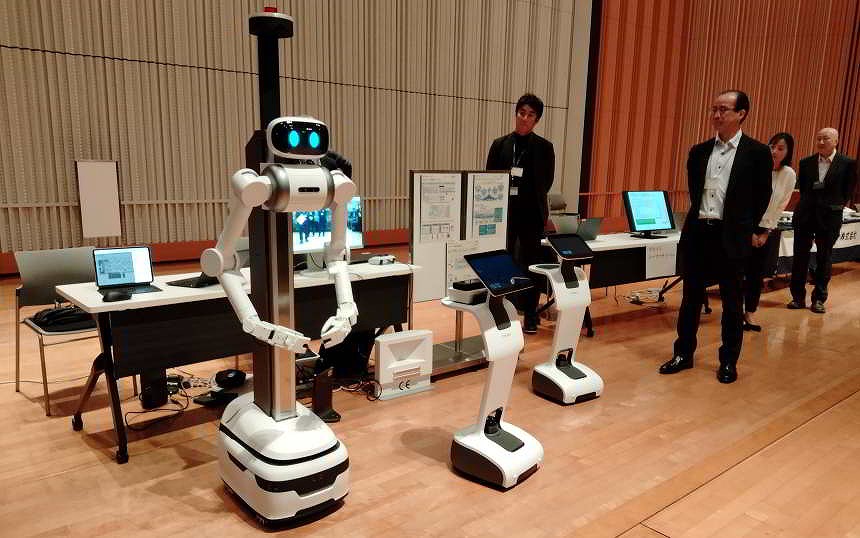 アバターロボット「ugo」（左）と、「Temi」（右）