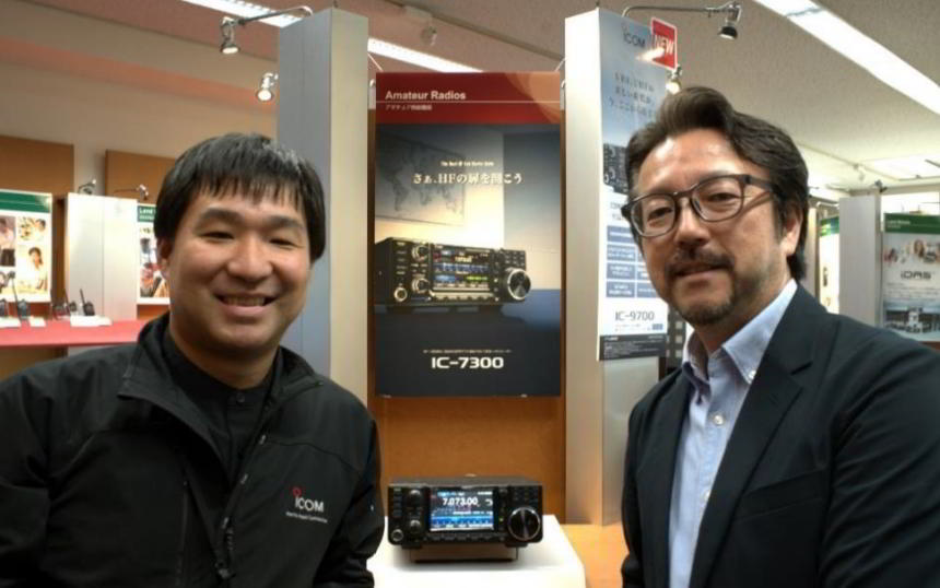 IC-7300の開発に携わった主任技師の森下雄太氏（左）と、海外営業部長の寺崎真也氏