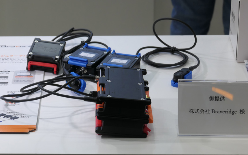 BraveridgeのIoT汎用モジュラーデバイス「BraveJIG」。ハンドルがオレンジ色なのがルーターモジュール、青がセンサーモジュール、赤がバッテリーモジュール