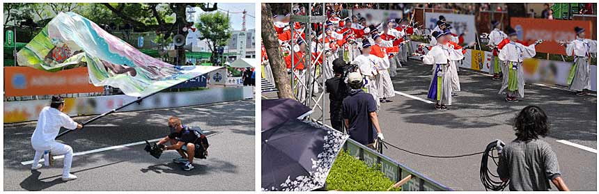 （左）モバイル映像伝送を活用したカメラマン1名での生中継、（右）従来の有線ケーブルによる4名体制での生中継　出典：NTT Com ニュースリリース