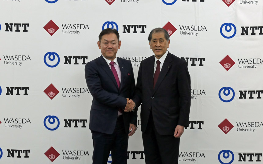 NTT 代表取締役副社長の川添雄彦氏（左）と、早稲田大学 総長の田中愛治氏