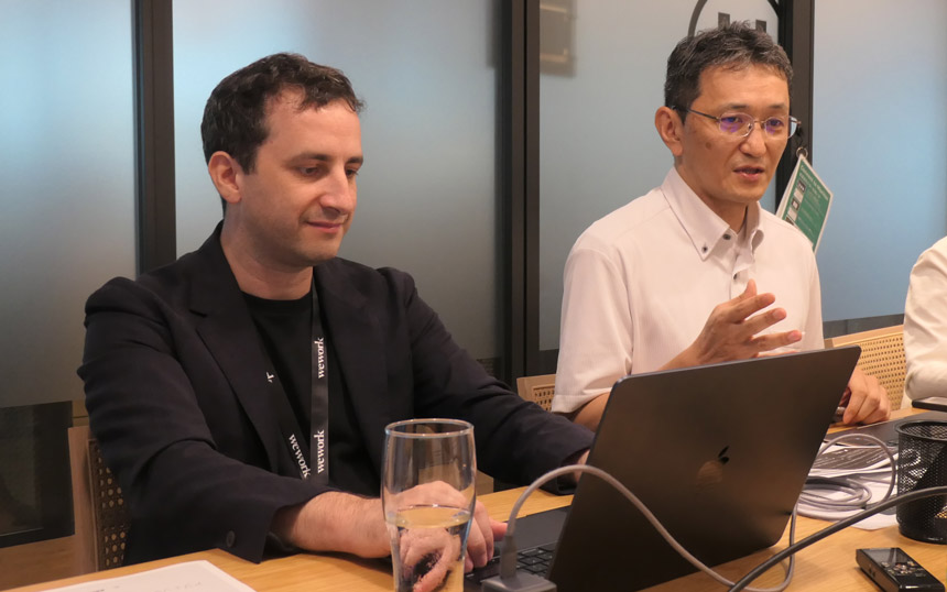 （左から）UnaBiz CTOのアレクシス・サセット氏、同社 ジャパン・ソリューションディレクター 日本法人取締役の水谷章成氏