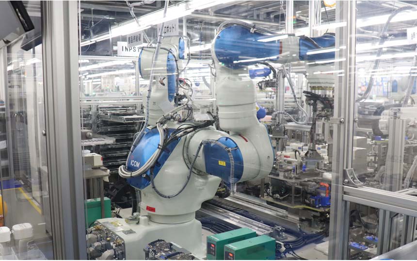 生産ラインに導入された安川電機製のロボット