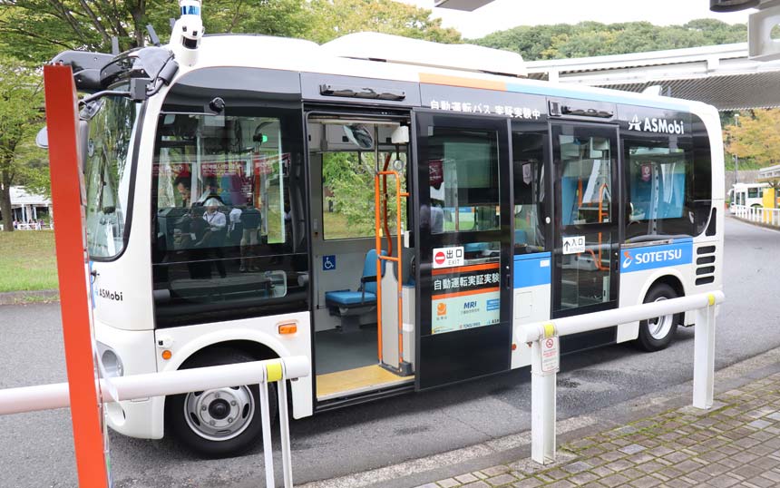 よこはま動物園で自動走行する日野自動車製バス「ポンチョ」