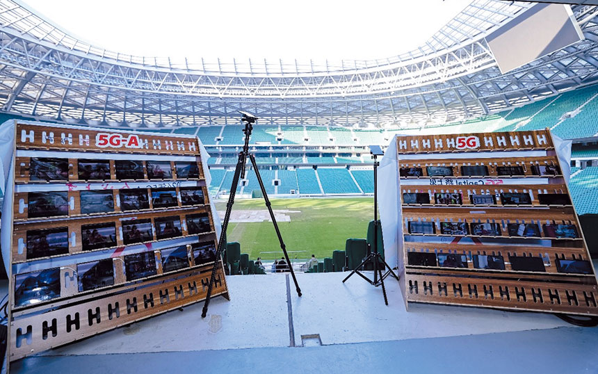 北京工人体育場で行ったフィールドテストでは、5G-Advanced（左）と5Gネットワークの容量とレートを比較した （画像：ファーウェイ発表資料）