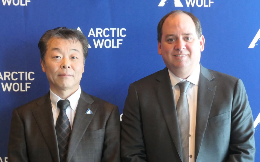 Arctic Wolf 社長兼最高経営責任者のニック・シュナイダー氏（右）と、日本担当副社長の吉本努氏