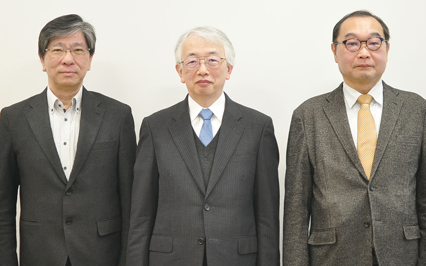 （左から）情報通信研究機構 ネットワーク研究所 フォトニックICT研究センター 光アクセス研究室 総括研究員 博士（工学） 髙橋亮氏、慶應義塾大学 理工学部 電気情報工学科 教授 光機能デバイス／光通信デバイス 博士（工学） 津田裕之氏、古河電気工業 研究開発本部 エレクトロニクス研究所 モビリティ技術開発1部 主席研究員 岩瀬正幸氏