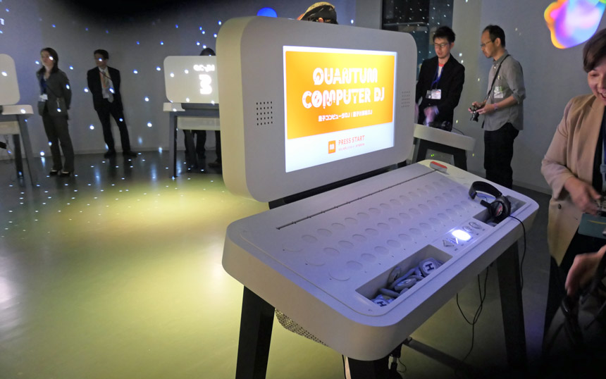 「量子コンピュータ・ディスコ」のDJ体験装置。テーブルの窪みに円形の「ゲート」のパーツを置く