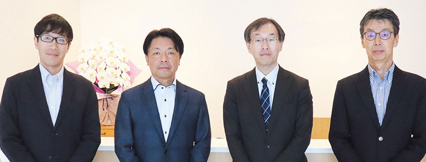 （左から）マグナ・ワイヤレス ビジネスデベロップメント セールス・コンサルタント 櫻庭泉氏、取締役 COO 事業責任者 工学博士 池田博樹氏、マネージャー＆5Gエキスパート 藤野学氏、シニアコンサルタント 石川肇氏