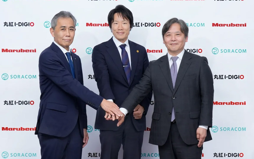 ソラコム、丸紅、丸紅I-DIGIOの3社トップが手を重ね、新会社設立発表を記念したフォトセッション。背景には各社のロゴが並ぶ。