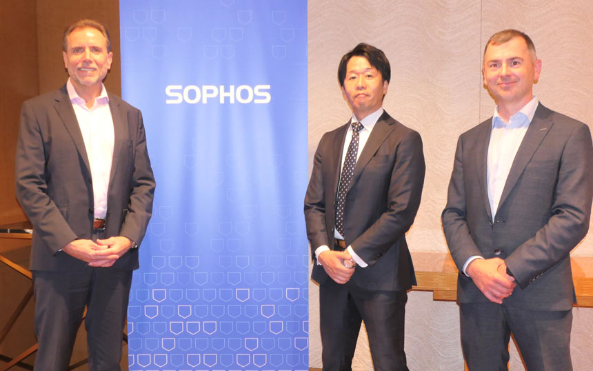 (左から)Sophps Limited アジア太平洋日本地区担当シニアバイスプレジデントのギャビン・ストラザーズ氏、プロダクト・マネジメント担当バイスプレジデントのロブ・ハリソン氏、ソフォス 代表取締役の足立達矢氏