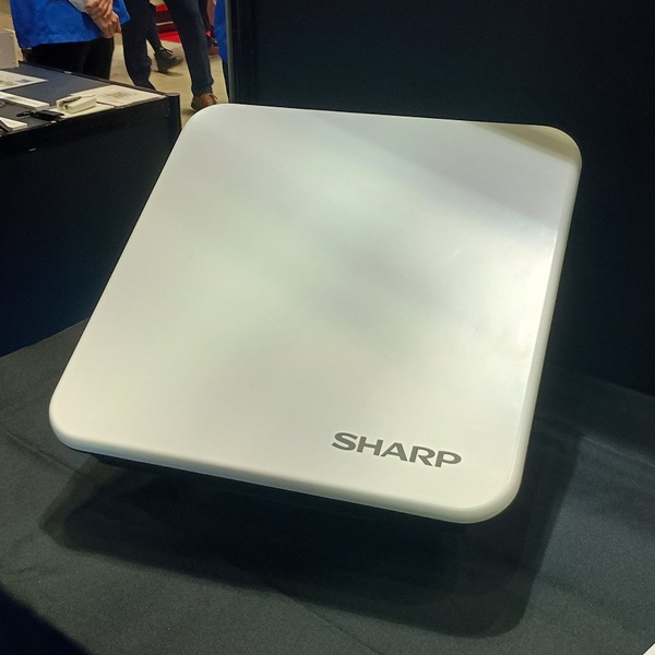 シャープ製 LEO衛星通信アンテナ