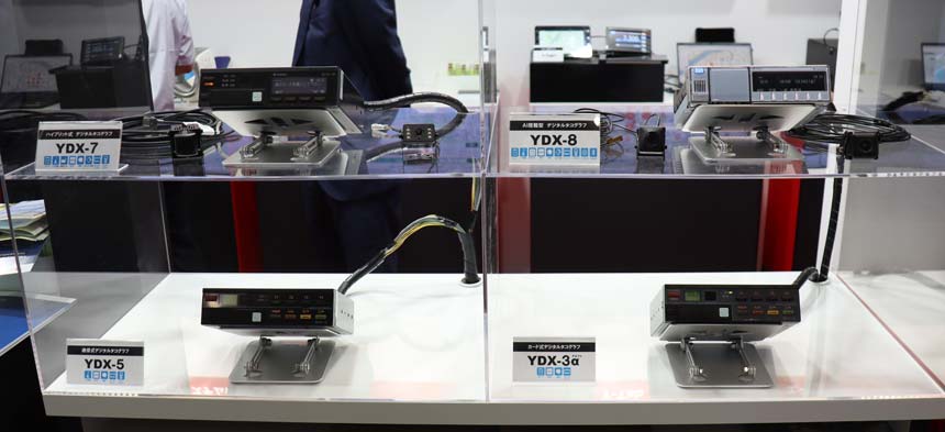 矢崎総業は4種類のデジタコを展示