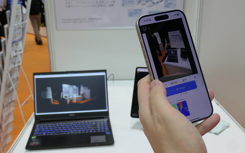 3D点群データのリアルタイム伝送のデモ。右側のiPhoneにはエンコーダーが搭載されており、データが左側のノートPCにリアルタイム伝送されている