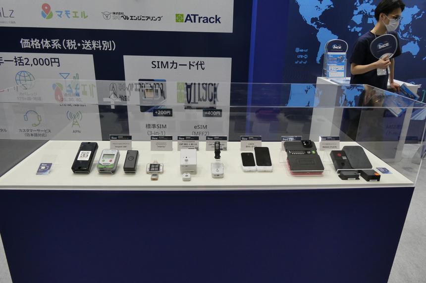 ソフトバンク/1NCEブースに展示されたIoTデバイス。ヘルスモニタなど小型のデバイスにも使用