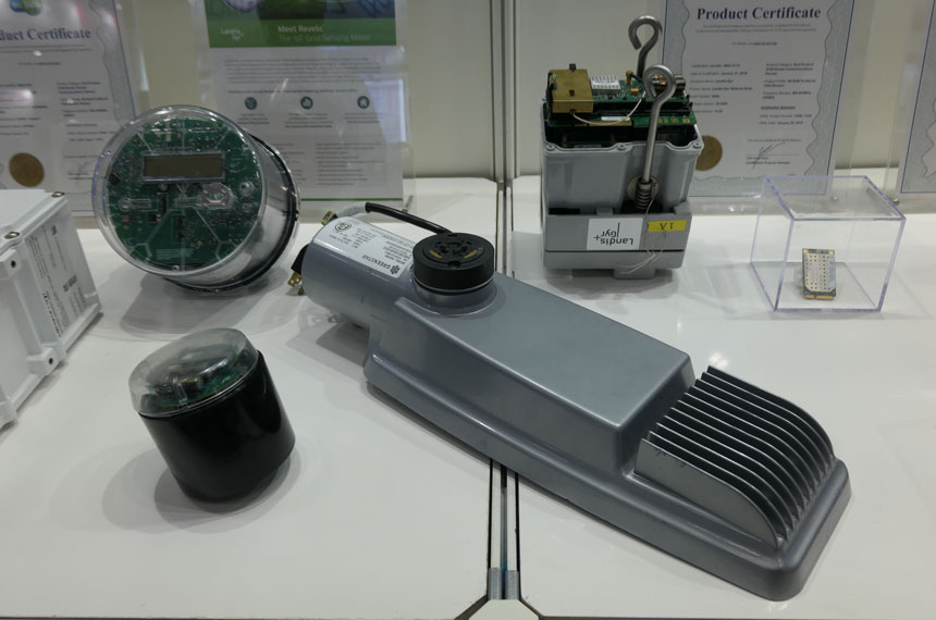 ランディス&ギアのWi-SUN対応機器。中央の細長い筐体が街路灯