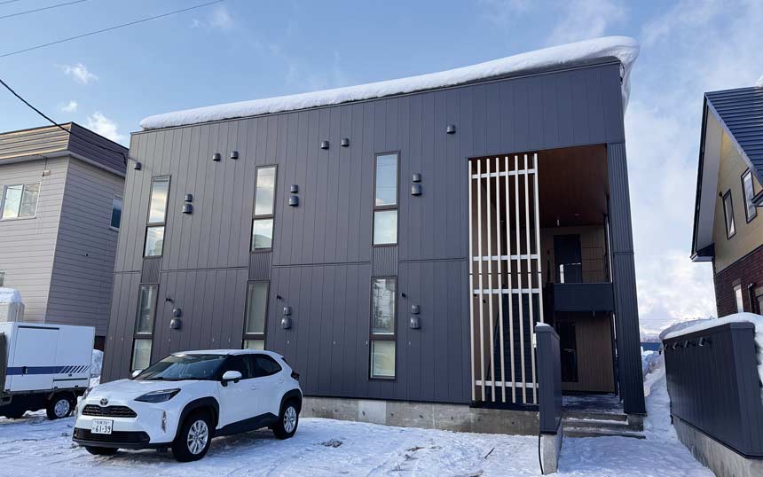 2025年2月にグランドオープンした「HOTEL LOGIN NISEKO」。世界有数のスキーリゾート地として名高いニセコで、ツインルーム13室を提供する