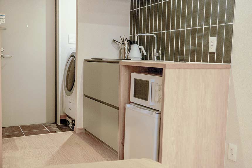 全客室にスマートロックを採用し、宿泊客のスムーズなチェックインやフロントの完全無人化を実現した。また、一部客室にタブレットを導入し、照明やエアコン、テレビ、カーテンなどの操作をタブレットから行える