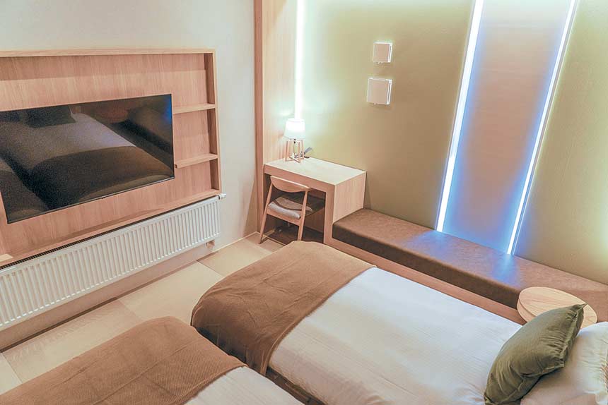 HOTEL LOGIN NISEKOの客室。一部客室には畳を取り入れた和モダンデザインや、宿泊者のプライバシーを守る防音仕様を施している