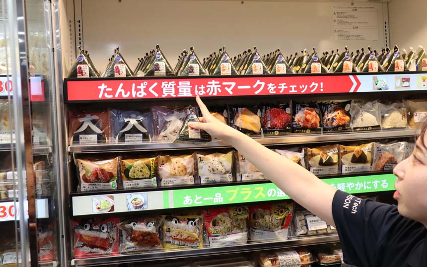 デジタルサイネージ上にタンパク質が含む関連商品が表示される