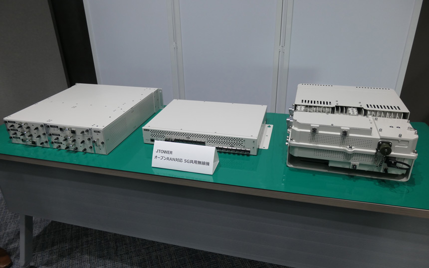 JTOWERが開発した装置類。左が今回開発したオープンRAN対応の5G共用無線機