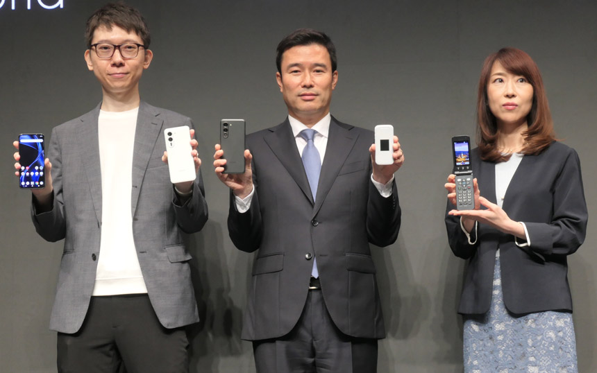 （左から）FCNT 統合マーケティング戦略本部 本部長の外谷一磨氏 代表取締役社長の桑山泰明氏、同本部 マーケティング統括部 副統括部長の正能由紀氏