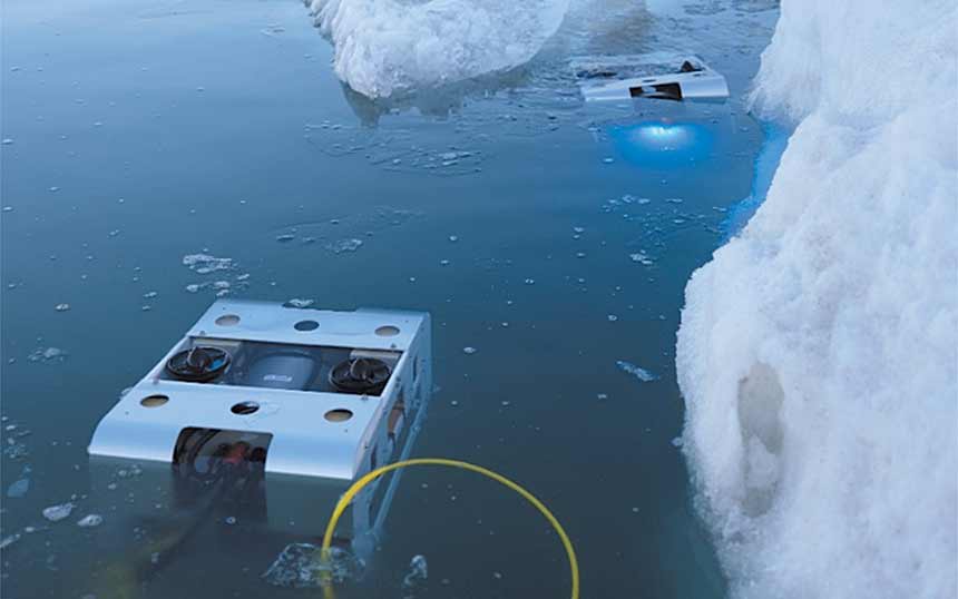 実験ポイントまで移動する2台の水中ロボット(出典:ソフトバンク)