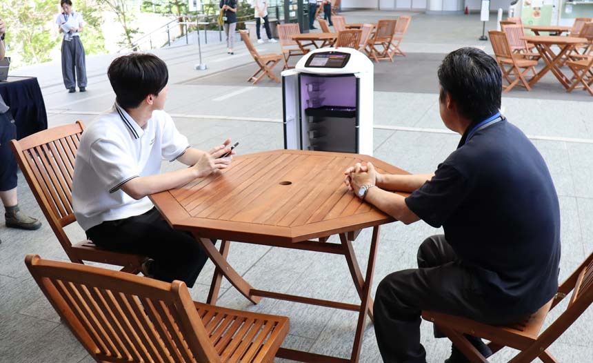 男性が多く集まるエリアには、ロボットで男性向け商品のクーポンを配布