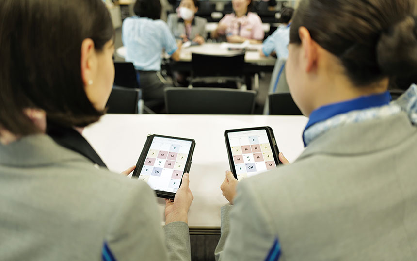 ANA国際線では、機内での客室乗務員間の情報共有や業務プロセス管理などにDittoが活用されている(出典:ANA)