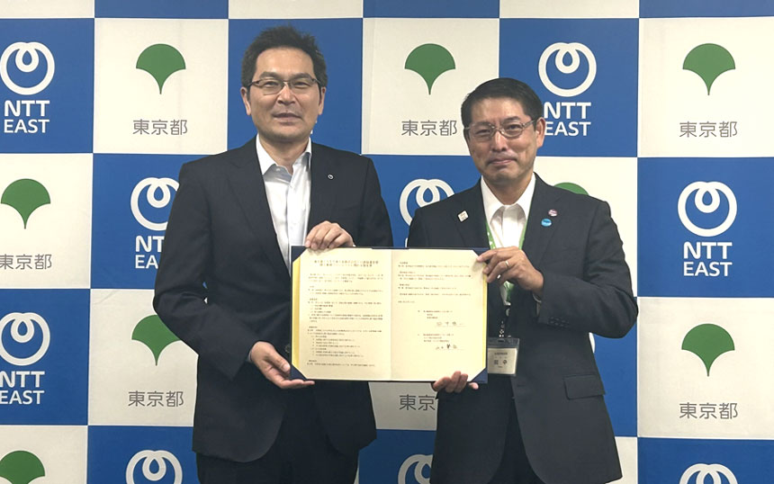 協定締結式の様子（左から、NTT東日本 執行役員 山口肇征氏、東京都産業労働局 局長 田中慎一氏）