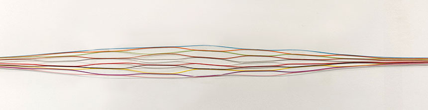 ローラブルリボンは、ケーブル内により多くの光ファイバー芯線を収納するために開発された。変形が容易で、ケーブル内部に高密度に収納することで超多心構造を実現する