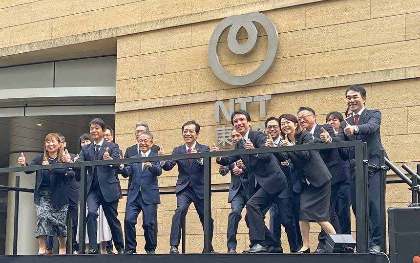 新たなコーポレートロゴ看板の除幕式の様子